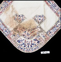 龍鳳呈祥刺繡扇形白緞肚兜藏品圖，第2張