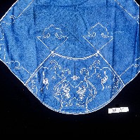 平安綿長刺繡扇形藍棉肚兜藏品圖，第2張