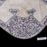 一團和氣刺繡扇形白棉肚兜藏品圖，第2張