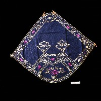 壽福綿長刺繡扇形黑棉肚兜藏品圖，第1張