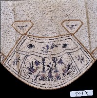 有鳳來儀刺繡扇形白棉肚兜藏品圖，第2張