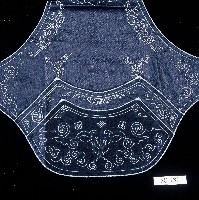 黑絲緞雙層口袋刺繡圓弧狀肚兜藏品圖，第2張