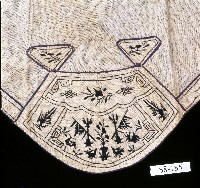 旗開得勝刺繡扇形白棉肚兜藏品圖，第2張