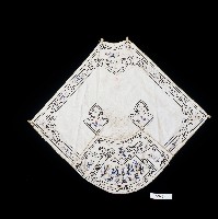 群祥畢至刺繡扇形白緞肚兜藏品圖，第1張