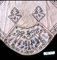 群祥畢至刺繡扇形白緞肚兜藏品圖，第2張