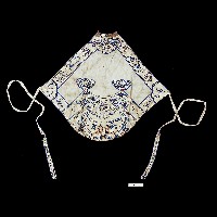 賜福平安刺繡扇形三口袋肚兜藏品圖，第1張