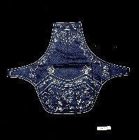 連生貴子刺繡圓弧形雙口袋肚兜藏品圖，第1張