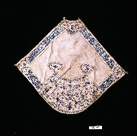 吉祥刺繡圓弧形單層白棉肚兜藏品圖，第1張