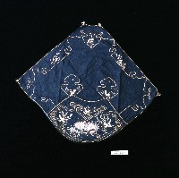 吉祥刺繡扇形貼飾口袋黑棉肚兜藏品圖，第1張