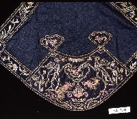 吉祥刺繡扇形黑棉肚兜藏品圖，第2張