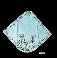 吉祥刺繡扇形藍棉肚兜藏品圖，第1張