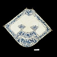 吉祥刺繡扇形白綢肚兜藏品圖，第1張