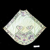 吉祥刺繡扇形淺綠色絲緞肚兜藏品圖，第1張