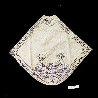 吉祥刺繡扇形淺黃色棉布肚兜藏品圖，第1張