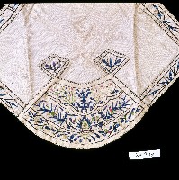 吉祥刺繡扇形白色提花絲綢肚兜藏品圖，第1張