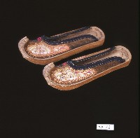 客家牛皮鞋底開光式圖案刺繡翹頭禮鞋藏品圖，第1張