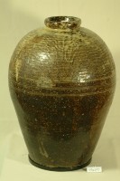 帶款深棕褐釉拍打印紋窄口豐肩式陶甕藏品圖，第1張