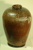 紅露酒印款深紅褐釉拍打印紋窄口豐肩式陶甕藏品圖，第1張