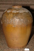 紅露酒印棕釉拍打龜甲紋窄口豐肩式陶甕藏品圖，第1張