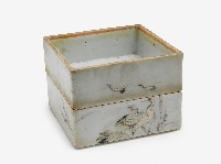 瓷胎彩繪丹頂鶴梅樹紋雙層方盒（缺蓋）藏品圖，第1張