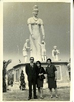 大理石雕像前合照藏品圖，第1張