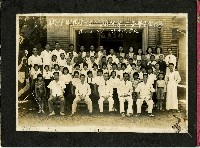 楠梓國校第四屆畢業生合照藏品圖，第1張