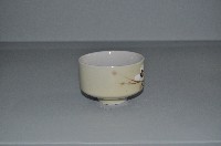 鵝黃地彩繪折枝梅花紋寬口杯藏品圖，第1張