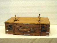 長方形鑰匙鎖式皮製行李箱藏品圖，第1張