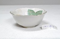 黑口五瓣式花口貼花紅綠彩櫻花紋瓷碗藏品圖，第1張