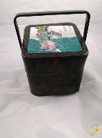 提梁彩繪麻姑獻瑞紋帶蓋方形漆器雙層盒藏品圖，第2張