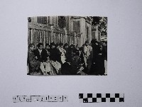 黃則修攝男子合影照藏品圖，第1張