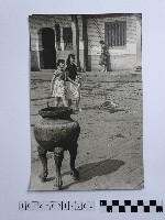 黃則修攝女子合影照藏品圖，第1張