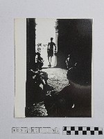 黃則修攝由廟門向廟外的視角藏品圖，第1張