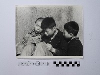 黃則修攝男孩合影照藏品圖，第1張