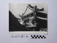 黃則修攝屋簷側拍照片藏品圖，第1張