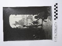 黃則修攝人倚靠廟門藏品圖，第1張