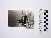 黃則修攝站立於岩石上的人1藏品圖，第1張