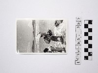 黃則修攝一名撐傘的少女2藏品圖，第1張