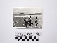 黃則修攝四名站在淺灘的女性2藏品圖，第1張