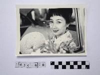 黃則修攝坐於車內穿和服的女人藏品圖，第1張