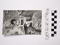 黃則修攝女性坐於野柳蜂窩岩藏品圖，第1張