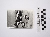 黃則修攝兩名戴著斗笠的挑夫藏品圖，第1張