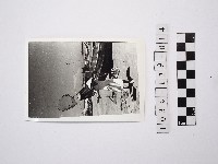 黃則修攝一名戴著斗笠的挑夫藏品圖，第1張