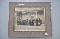 閩式建築前之團體合照藏品圖，第1張