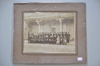 背景閩式建築前之合照藏品圖，第1張