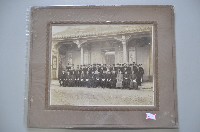 背景閩式建築前之合照藏品圖，第1張