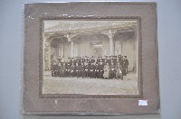 背景閩式建築前之合照藏品圖，第1張