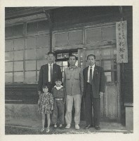 鹿港鹽場化驗室前合照老照片藏品圖，第1張