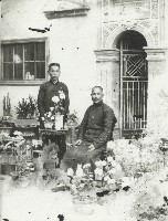 門前與植栽合影老照片藏品圖，第1張