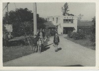 彰化溫泉前合照老照片藏品圖，第1張